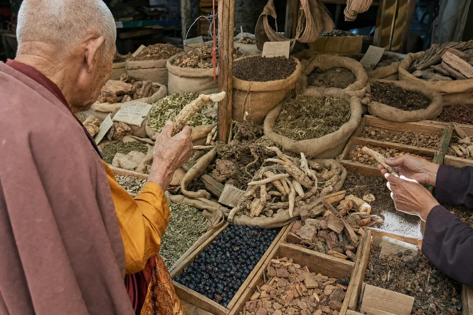 El Abu compara raíces y hierbas en un mercado de Ladakh